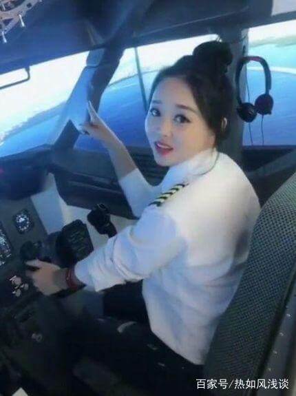 抖音美女飛行員火了,開飛機(jī)錄視頻,網(wǎng)友:這是模擬飛行駕駛艙 ...-560 抖音美女飛行員火了,開飛機(jī)錄視頻,網(wǎng)友:這是模擬飛行駕駛艙 ...-560