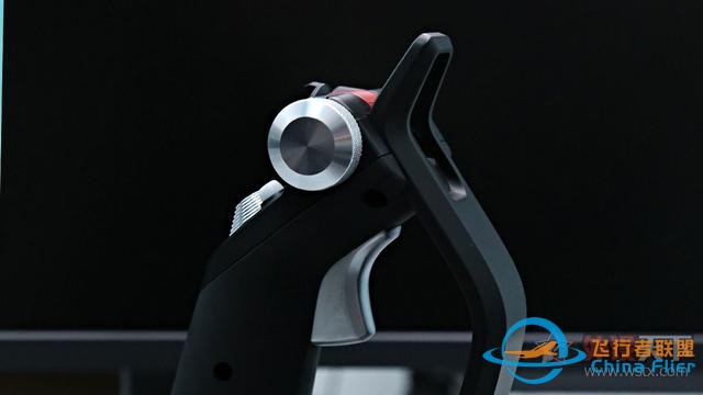 想開飛機嗎？羅技這款飛行模擬搖桿讓你在家就當飛行員-7
