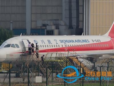 追問川航客機風擋玻璃爆裂原因：維修公司稱沒修過，民航局通報是原裝-1521