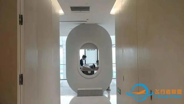 花288元坐進(jìn)價(jià)值110萬的機(jī)艙，假裝在迪拜2500英尺上空當(dāng)機(jī)長(zhǎng)-1356