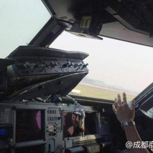 川航備降飛機去年曾進行C檢，專家：C檢含所有窗戶玻璃檢修