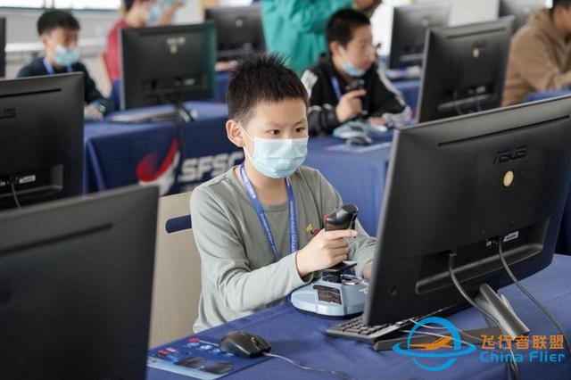 大大區別于傳統體育，坐在電腦前“沖上云霄”，模擬飛行圓了孩子們的航天夢-6628