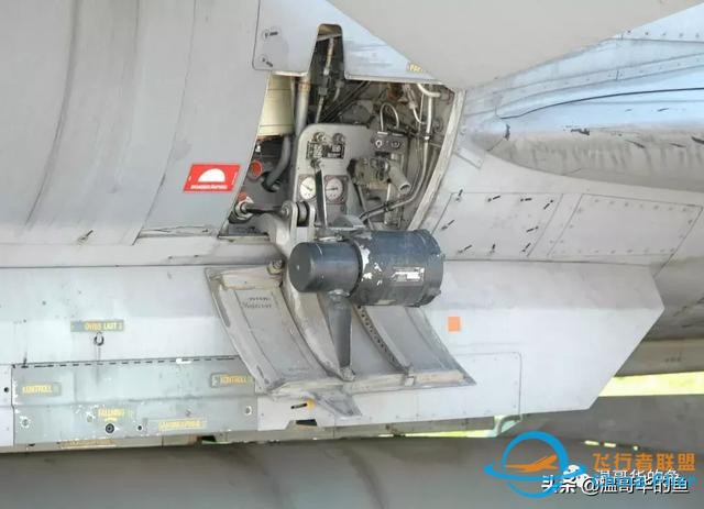 空中加油飛機(jī)A400M近距離接觸 原來(lái)是這樣加油的-6090