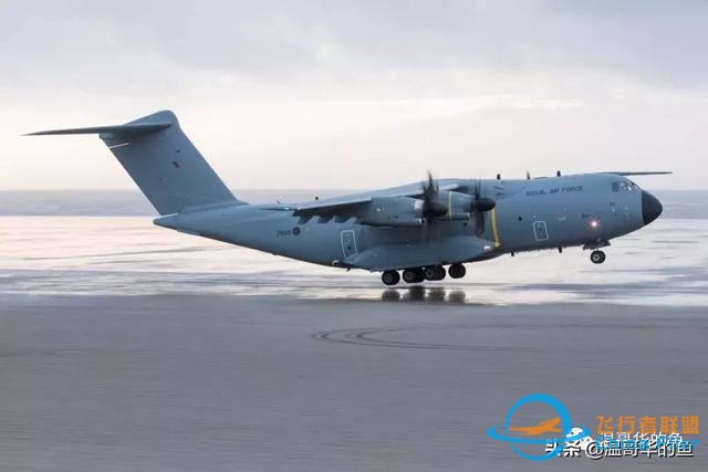 與空中加油飛機A400M近距離接觸-250