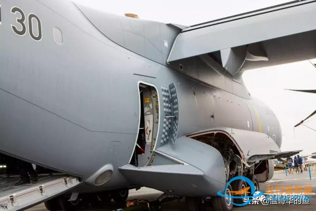 與空中加油飛機A400M近距離接觸-14