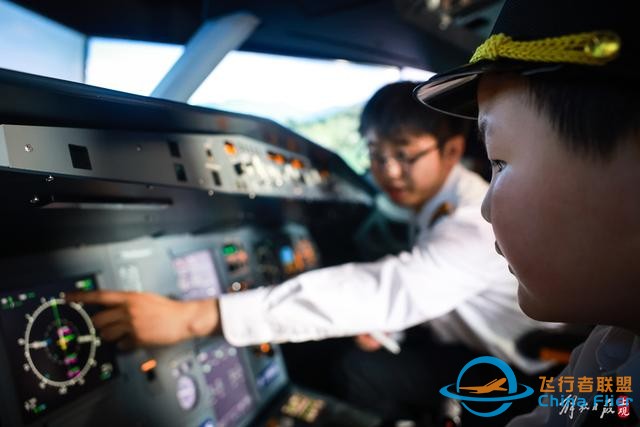 全國助殘日：聽障孩子走進航空運動基地體驗模擬飛行-3410