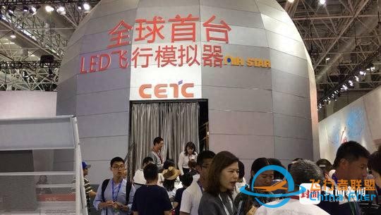 全球首臺LED飛行模擬器亮相珠海航展 封面新聞記者體驗“飛行之旅”-6645